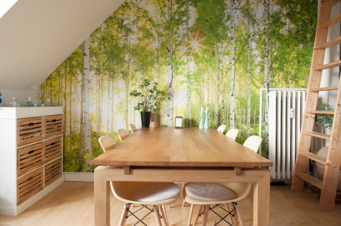 стены в столовой оклеены фотообоями с изображением деревьев (березы)
