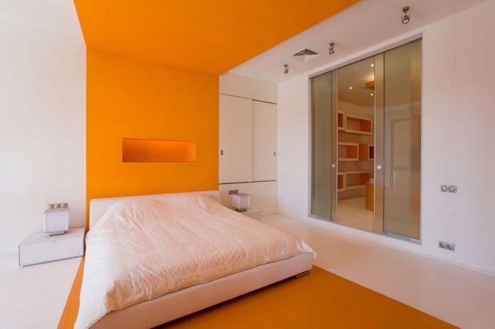 покраска стен в спальне белым и оранжевым цветом