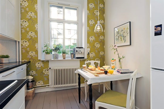 Зеленые обои с цветочным рисунком в дизайне кухни в скандинавском стиле