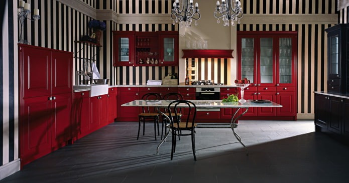 бордово-черная кухня с полосатыми обоями