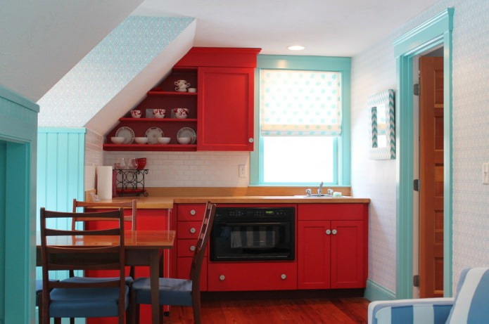 бело-голубые обои на кухне с красными фасадами