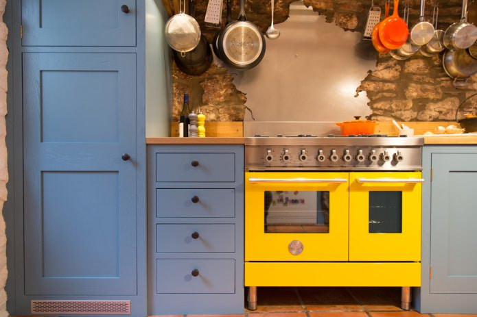 желтый фасад духового шкафа на синей кухне
