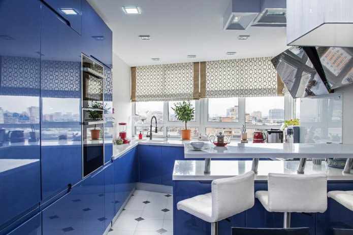 бежевый шторы на синей кухне