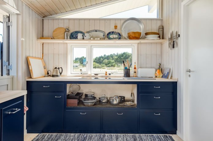 синяя кухня со стенами отделанными доской
