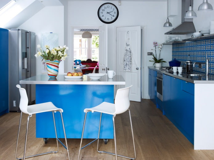 светло-синяя кухня с глянцевым гарнитуром