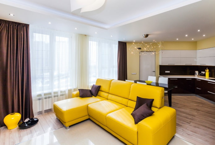 сочетание дивана желтого цвета с подушками