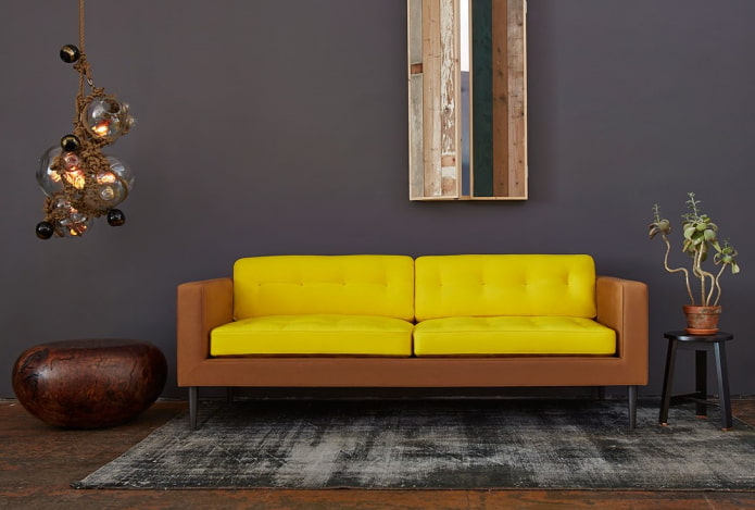 диван желтого-коричневого цвета в интерьере