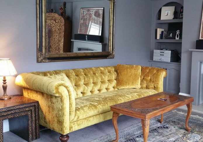 диван честерфилд желтого цвета в интерьере