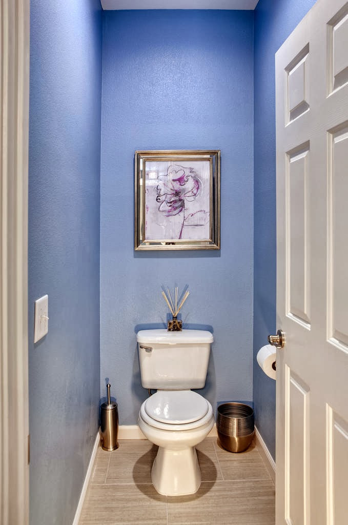 синие обои в туалете