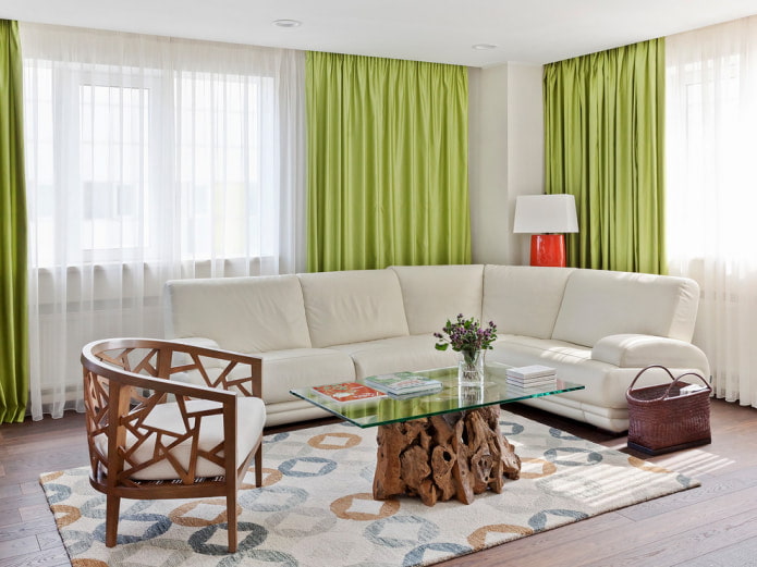 зеленые шторы и белый диван