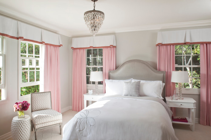 светло-розовые шторы в спальне