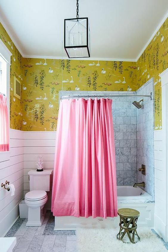 розовые занавески в ванной