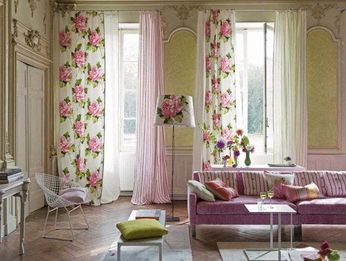 шторы с цветочным принтом в гостиной