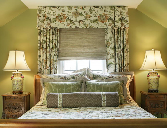 ламбрекен с цветочным рисунком в спальне