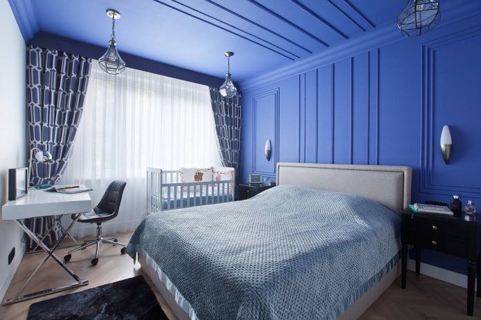 синий жесткий ламбрекен в интерьере спальни