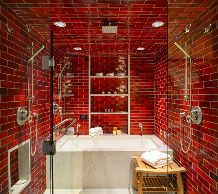 ванная отделанная красной плиткой