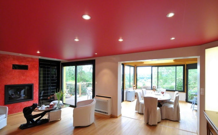 сатиновый потолок с точечными светильниками