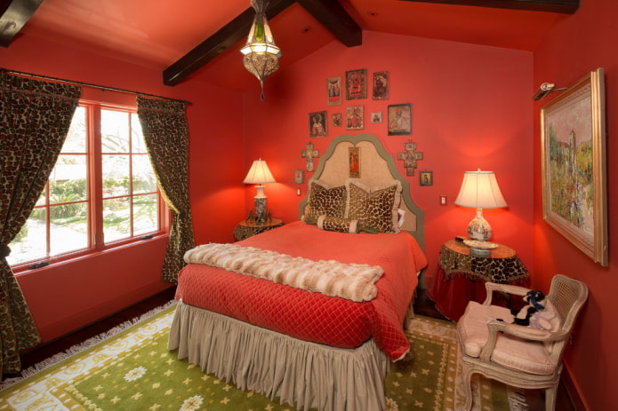 красная спальня в интерьере загородного дома