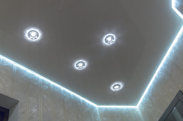парящая потолочная конструкция с подсветкой по периметру