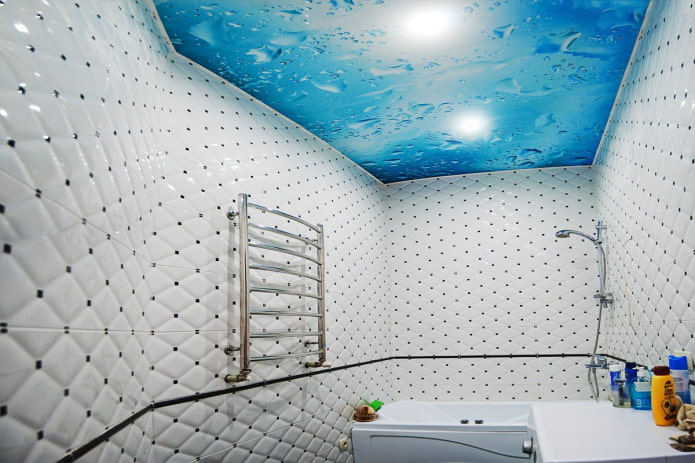 потолок с изображением воды в ванной