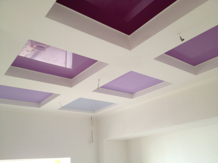 разные оттенки фиолетового на потолке