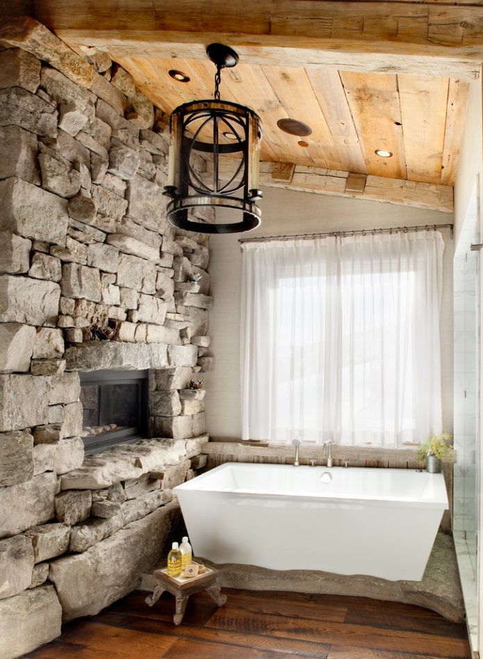 деревянный потолок в интерьере ванной