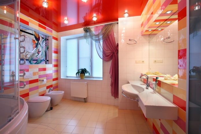красный потолок в интерьере ванной