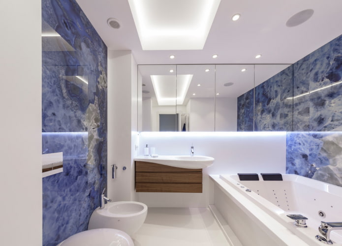 потолок с подсветкой в интерьере ванной