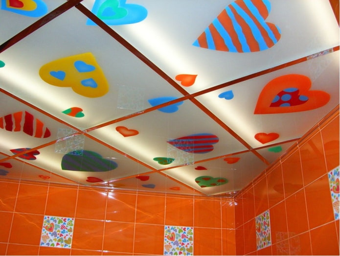 потолок с декоративными наклейками