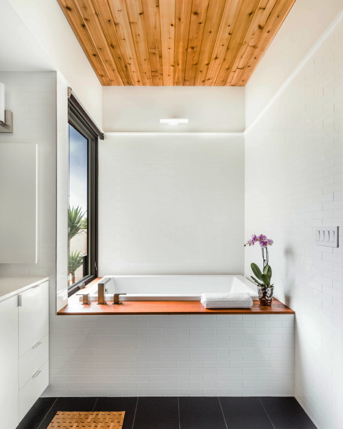 деревянный потолок в интерьере ванной