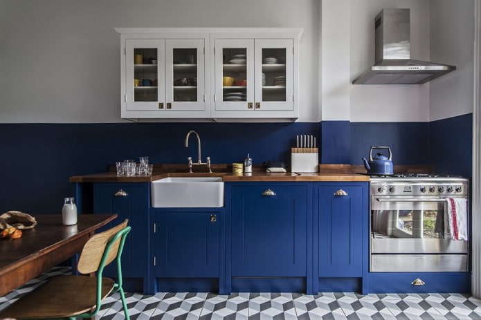 сине-белые стены в интерьере кухни
