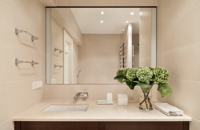 прямоугольное зеркало в интерьере ванной