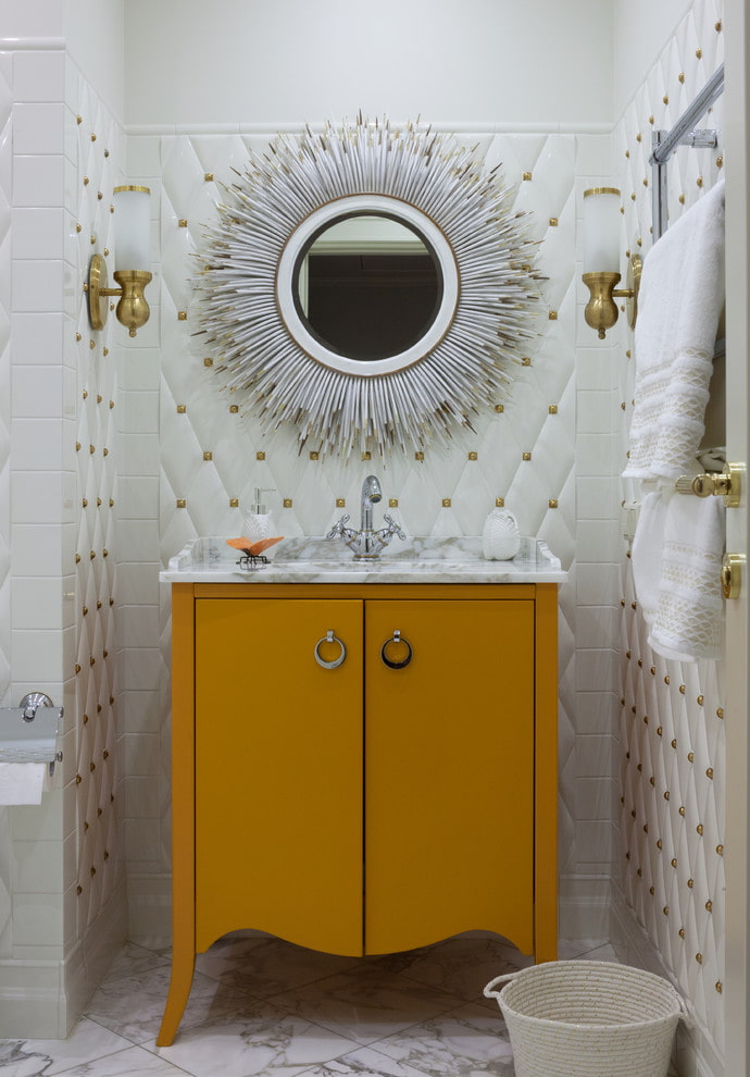 зеркало в белой раме в интерьере ванной