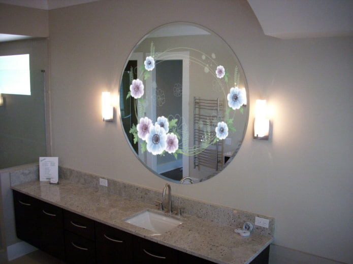зеркало с фотопечатью в интерьере ванной