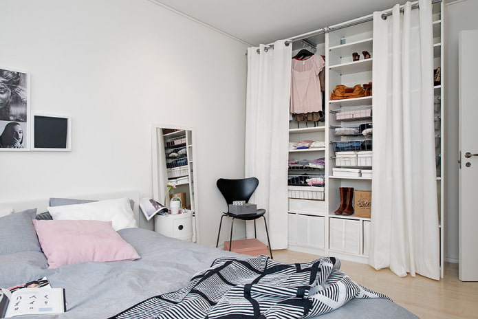 маленькая спальня с гардеробной за шторами