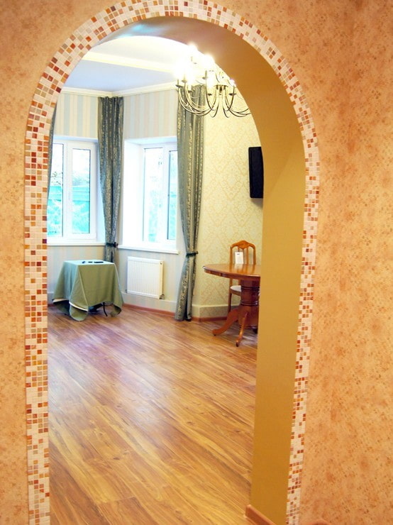 арка с мозаикой в интерьере коридора
