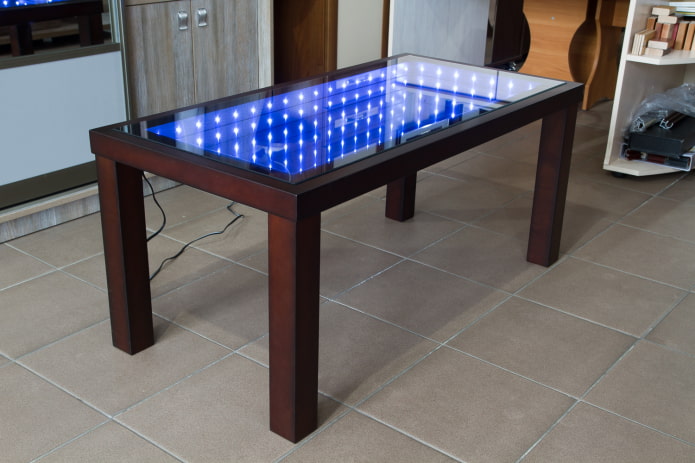 стол из дерева с подсветкой в интерьере