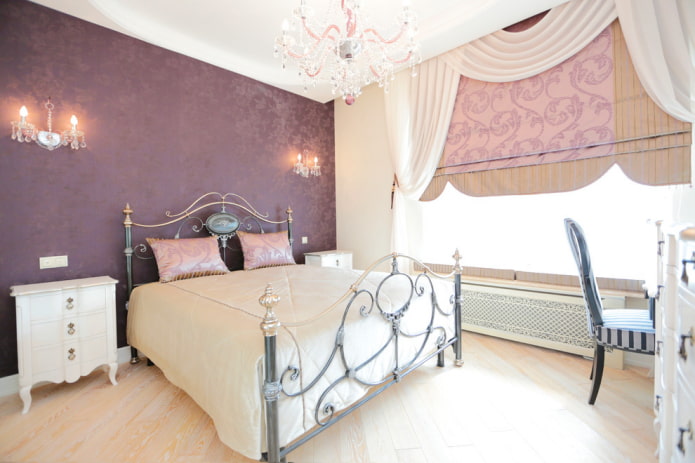 кровать с ковкой в спальне в классическом стиле