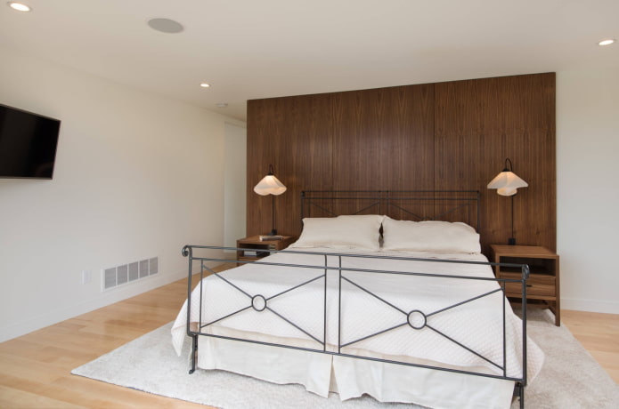 кровать с ковкой в спальне в современном стиле