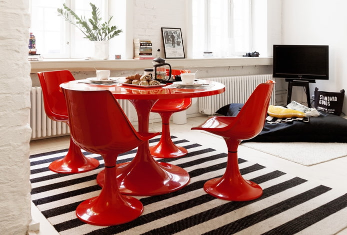 круглый красный стол в интерьере кухни-гостиной