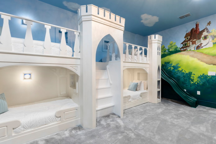 двухъярусная кровать-замок в детской