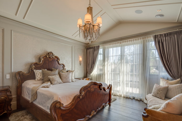 кровать в интерьере в классическом стиле
