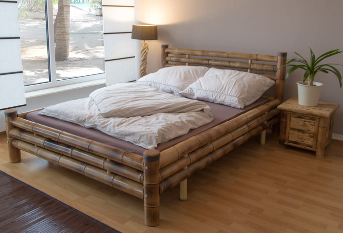 кровать из бамбука в интерьере спальни