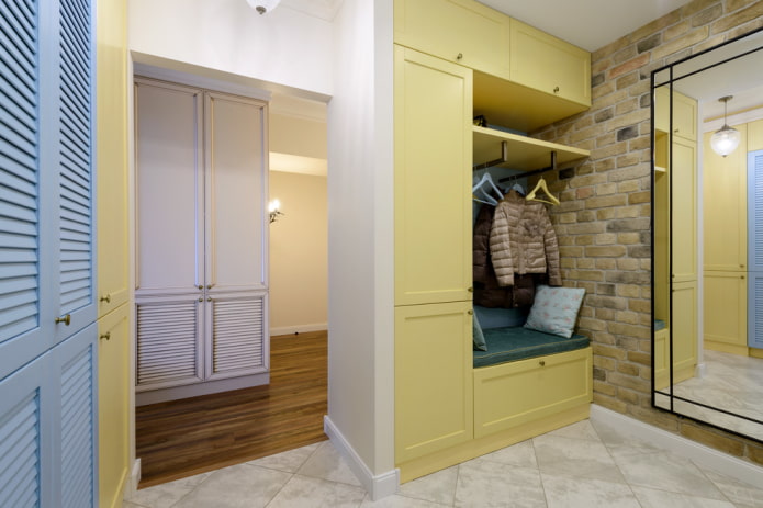 шкаф желтого цвета в интерьере коридора