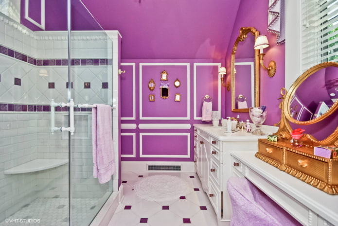 фиолетовый потолок и стены