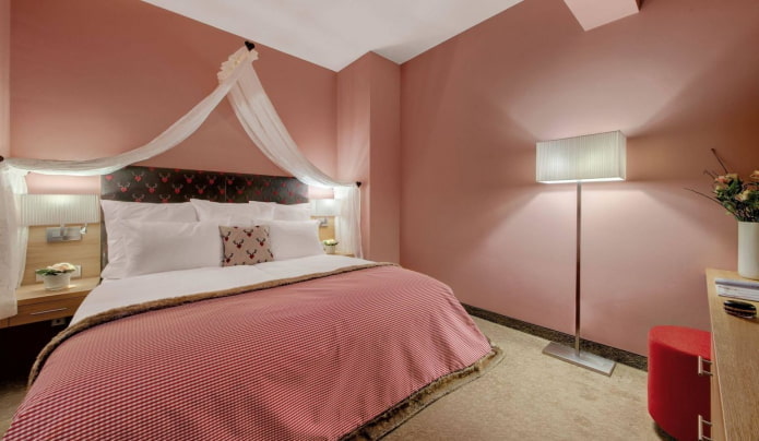 освещение в интерьере спальни в розовых тонах