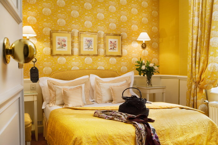 интерьер спальни в желтых тонах