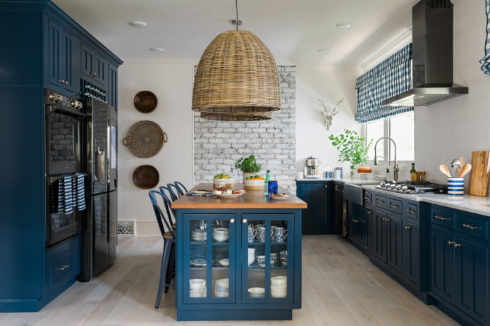 декор и освещение в интерьере кухни в синих тонах