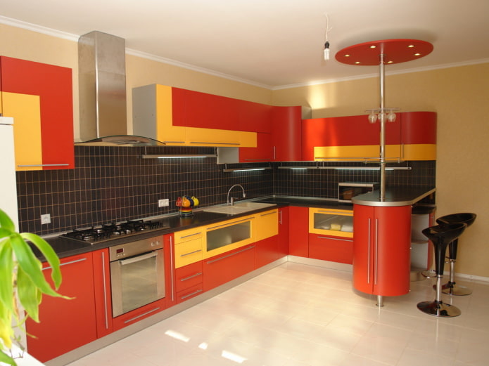 интерьер кухни в желто-красных тонах