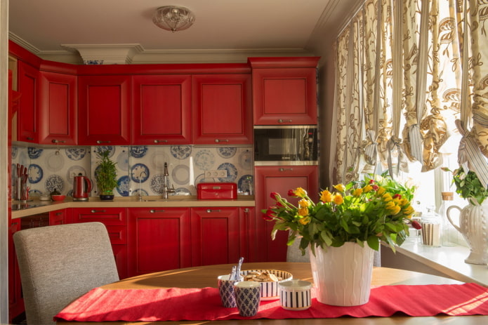 интерьер маленькой кухни в красных тонах